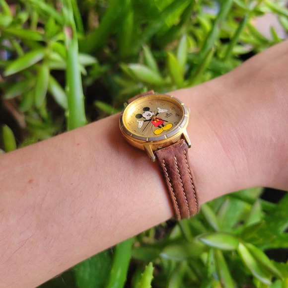 *RARE* Vintage Disney Lorus Mickey Mouse Genuine Leather Quartz Watch - Picture 9 of 12